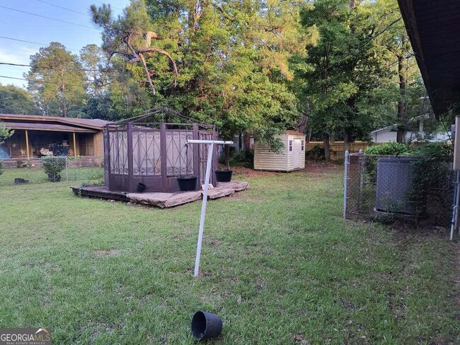 Foto del edificio - 4748 Sylvan Dr