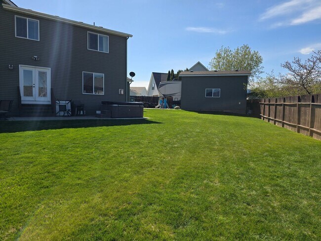 Foto del edificio - Beautiful 5 bedroom 2.5 bath home with 3 car garage and an additional Custom Shop in Post Falls!