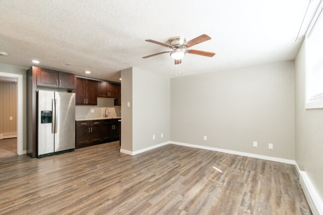 Building Photo - 1805 W 4th St