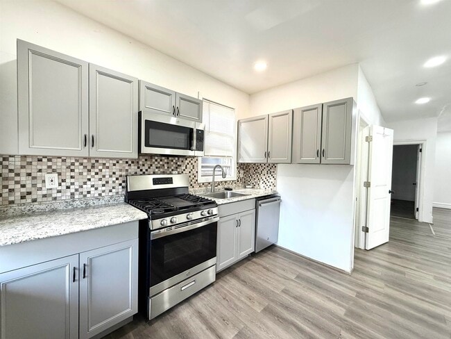 Building Photo - 275 Linden Ave