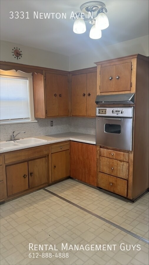 Building Photo - 3 Bedroom Home with Character!