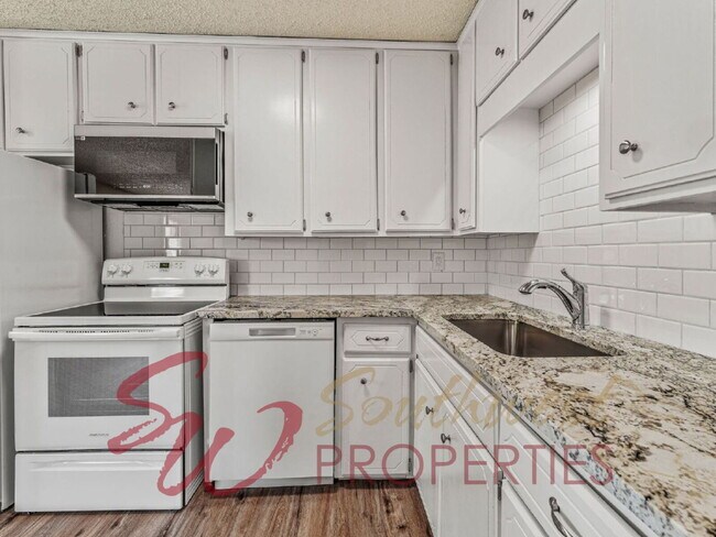 Foto del edificio - Location! Location! Easy walk to campus! 3 bedroom duplex!