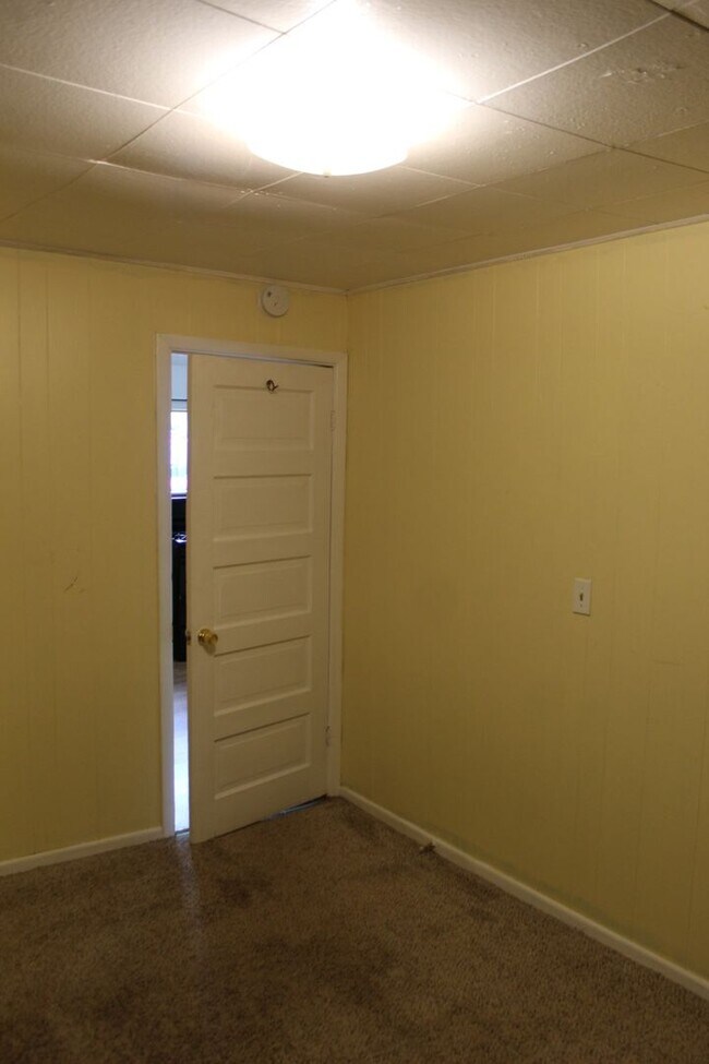 Building Photo - Available Now in Flint Twp.!