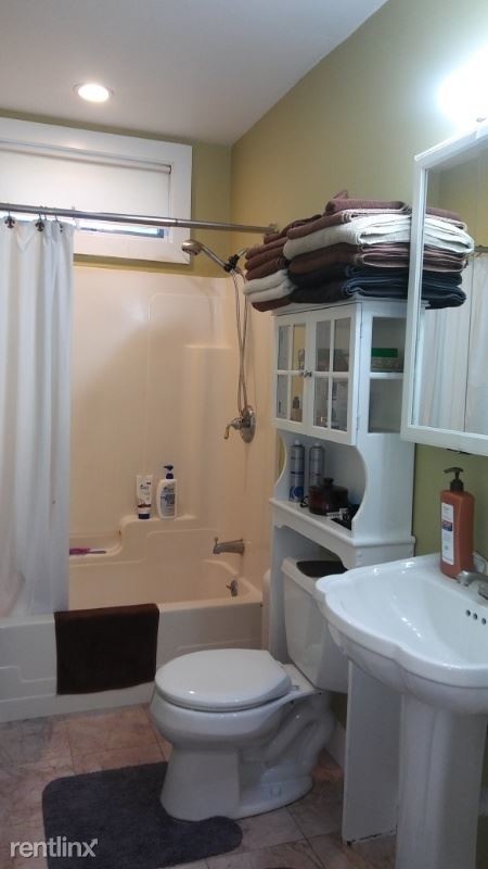 Building Photo - 3 br, 1 bath Apartment - 107 Ash St 1 Unit 1