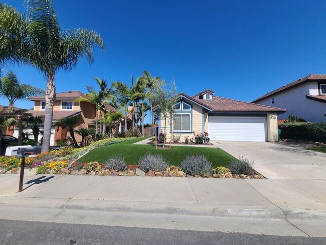 Building Photo - 2 bed 2 bath single family residence. AVAILABLE 5/16