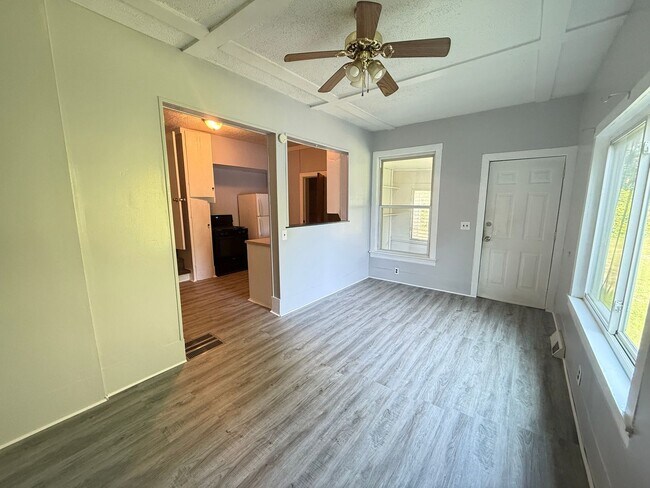 Foto del edificio - 2120 Lansing Ave