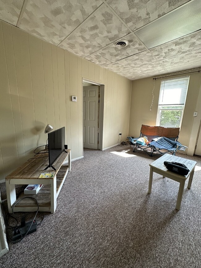 Building Photo - 2 bed 1 bath apartment available June 1st!