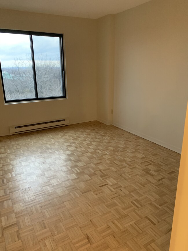 Building Photo - 9136 Boul Perras