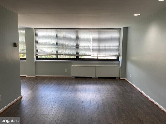 Building Photo - 600 Roosevelt Blvd