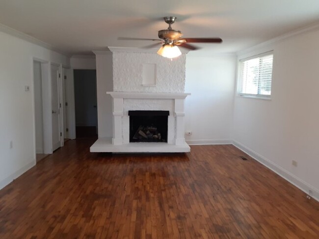 Building Photo - Duplex located in the heart of Oak Ridge. ...