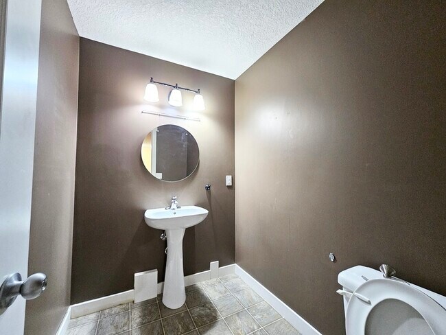 Photo du bâtiment - 1383 Rutherford Rd SW
