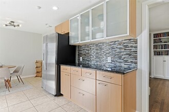 Building Photo - 2015 Woodcrest Dr