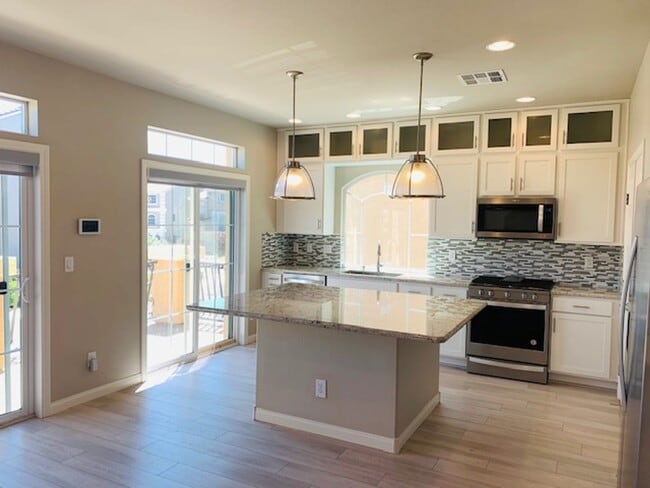 Building Photo - Beautiful Southwest Home with Dual Primary...
