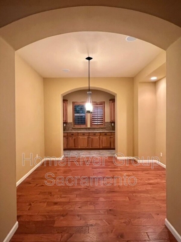 Building Photo - 490 Westlake Dr