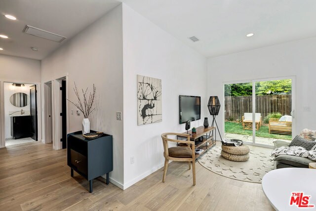 Foto del edificio - 12473 Gilmore Ave