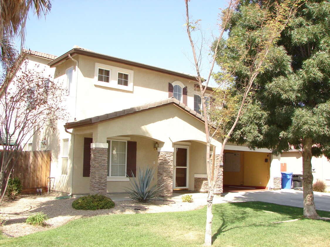 Primary Photo - 2050 W Queens Way