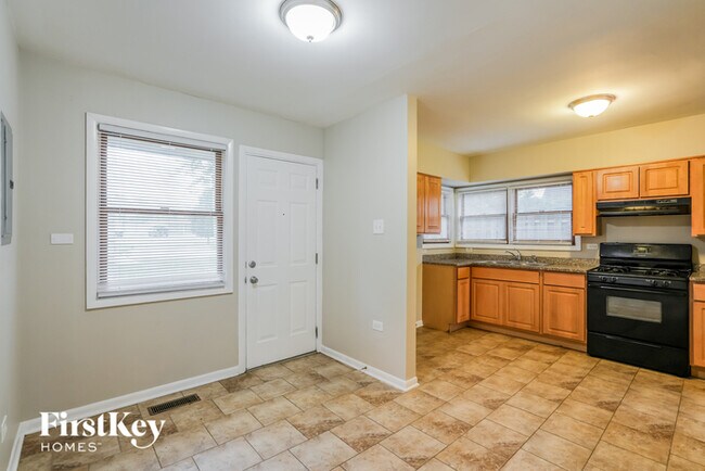 Foto del edificio - 17044 Oakwood Ave