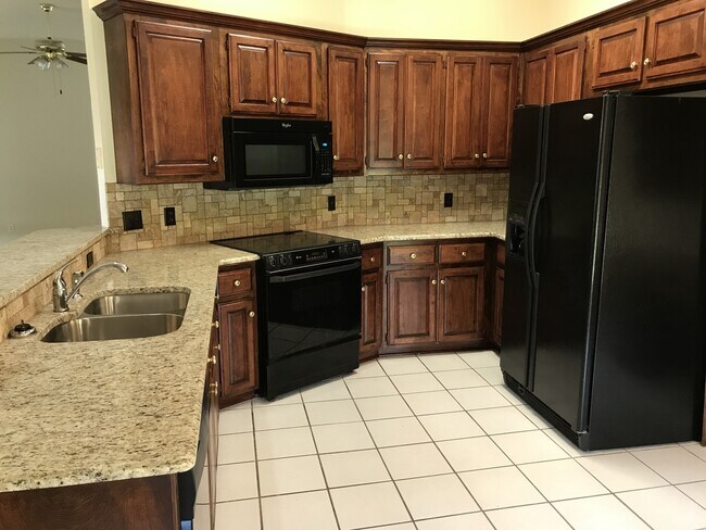Foto del edificio - Beautiful granite and tile backsplash to update the large kitchen. 3 bedrooms + an office, large ...