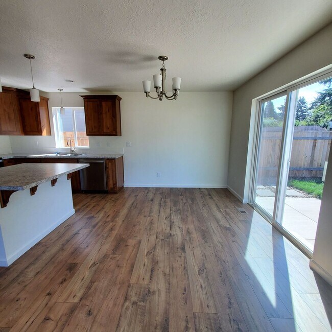 Foto del edificio - Dog Friendly 3bed : 2.5 bath home w/ Garage   50% off first full month of rent with signing of 1 ...