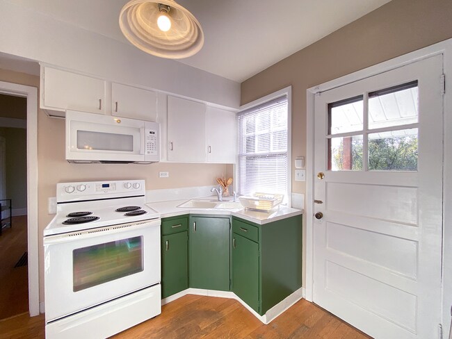 Foto del edificio - Lovely 4 Bedroom Furnished Home SW Portland