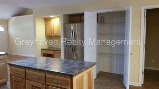 Building Photo - 6439 Lake Meadows Dr
