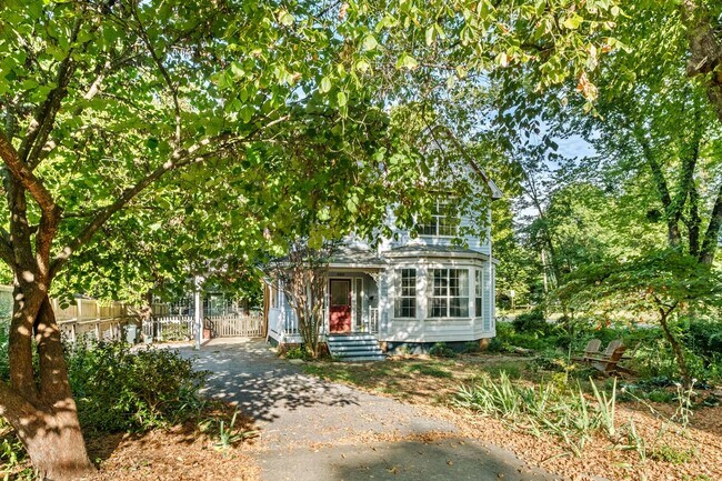 Foto del edificio - HISTORIC DOWNTOWN  3 bedroom 2.5 bath home