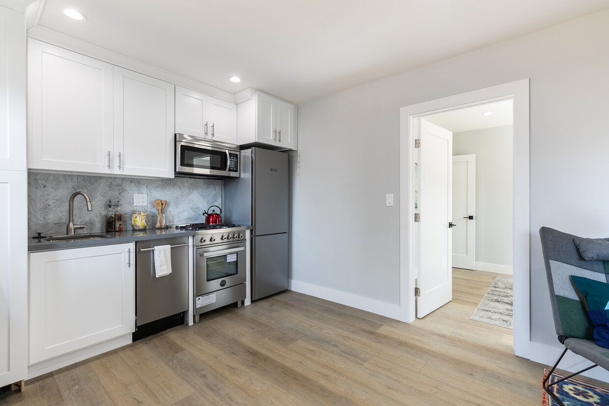 kitchen - 2822 S Redondo Blvd