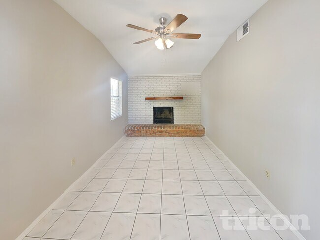 Foto del edificio - 120 Waverly Dr