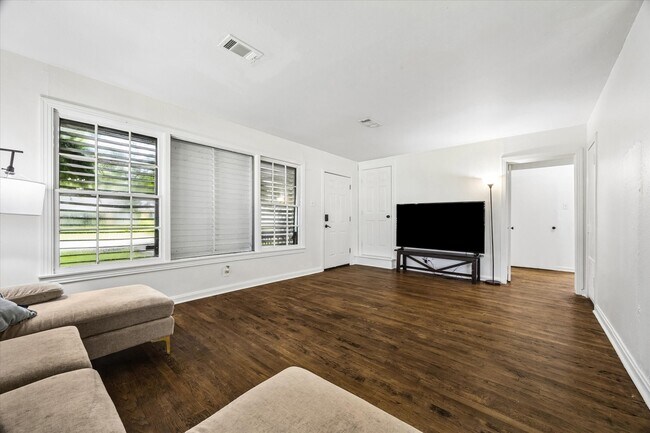 Foto del edificio - 2423 Meadow Ln