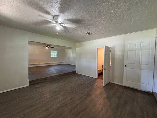 Foto del edificio - 712 Lakeview Dr