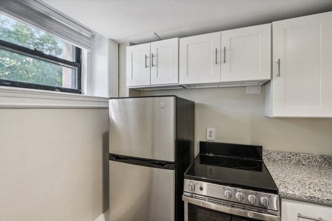 Building Photo - 1470 Beacon St