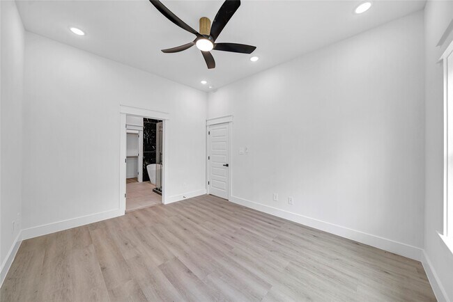 Foto del edificio - 4834 Higgins St