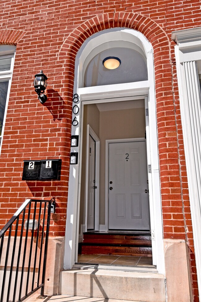 Building Photo - 806 N Broadway