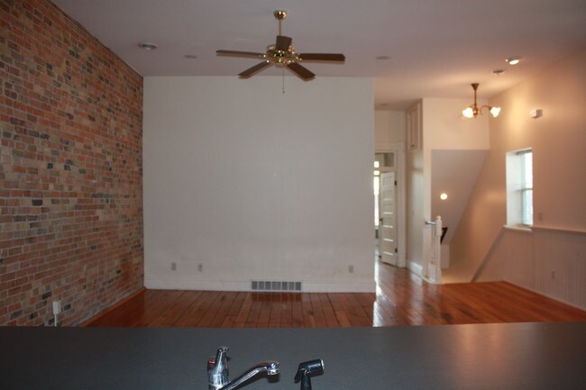 Building Photo - 429 E 4th St