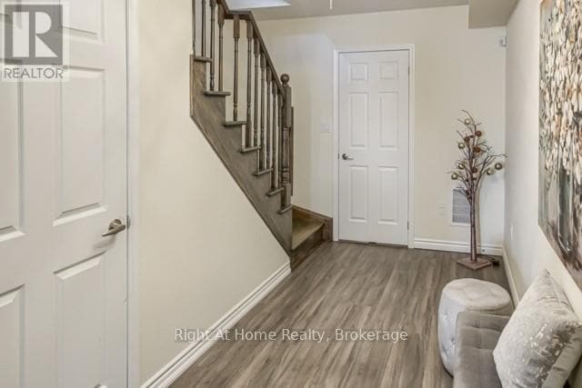 Photo du bâtiment - 683 Laking Terrace