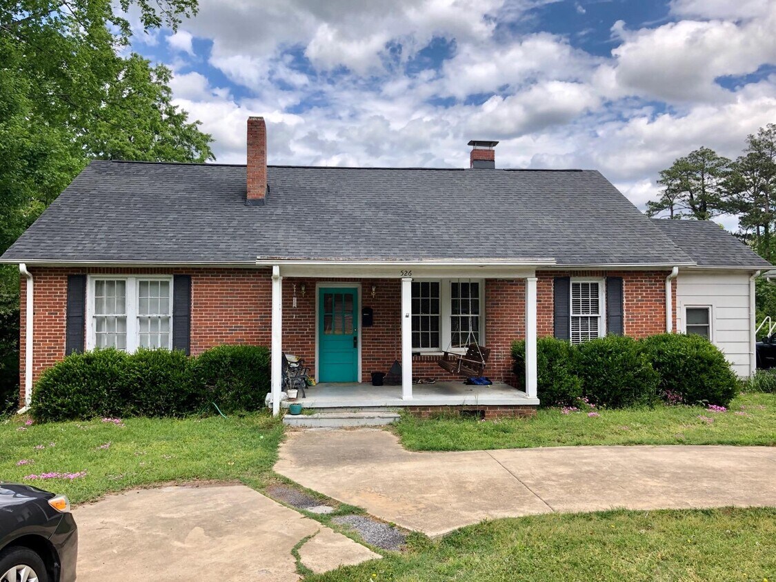 Primary Photo - 526 Willson St