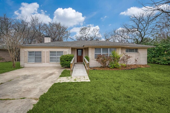 Spacious 4-Bed, 2-Bath Home with Two Living Areas and Huge Shaded Yard – Minutes to UNT/TWU - Spacious 4-Bed, 2-Bath Home with Two Living Areas and Huge Shaded Yard – Minutes to UNT/TWU