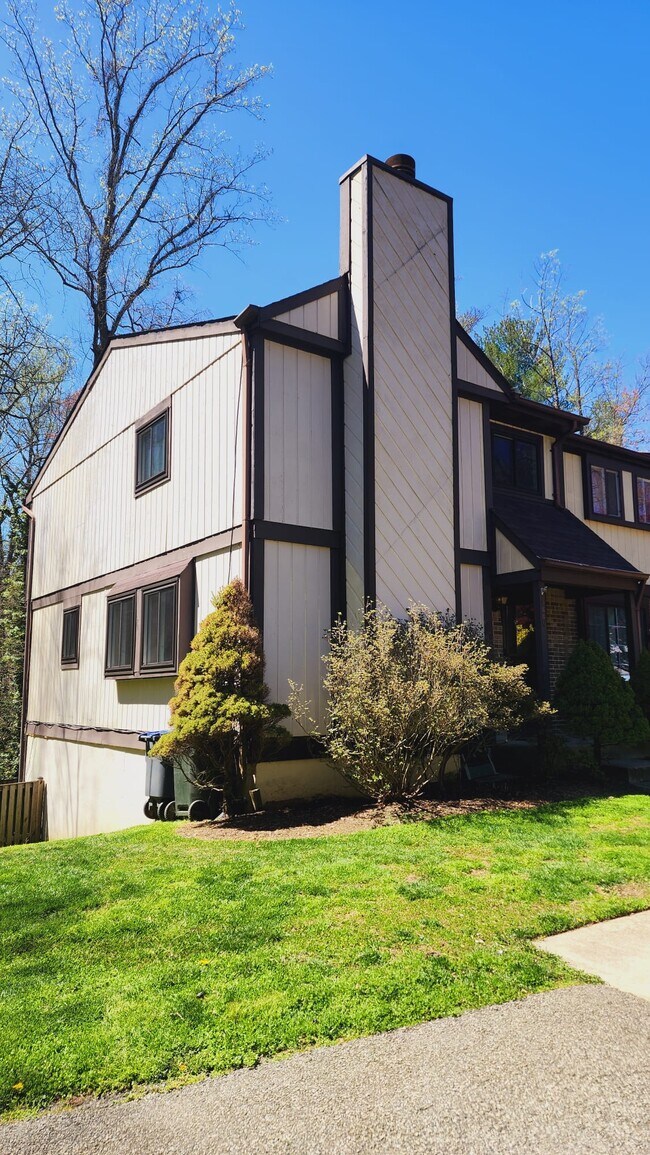 Building Photo - 5880 Jackson Oak Ct