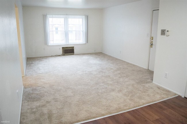 Building Photo - 2 br, 1 bath Apartment - 720 Green Rd Apt 205
