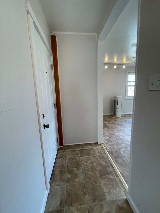 Foto del edificio - 3 Bedroom 1 Bath Second Floor Apartment