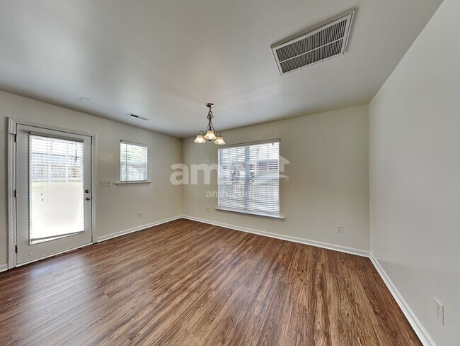 Foto del edificio - 1438 Pleasant Garden Ln