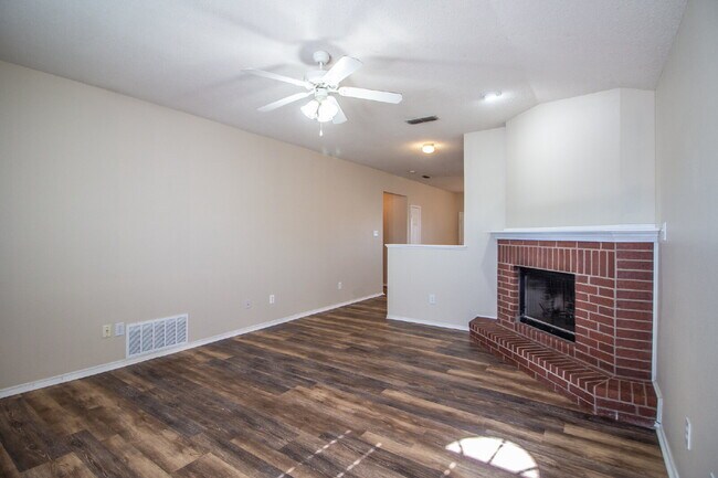 Building Photo - "Charming 3-Bed, 2-Bath Home!"
