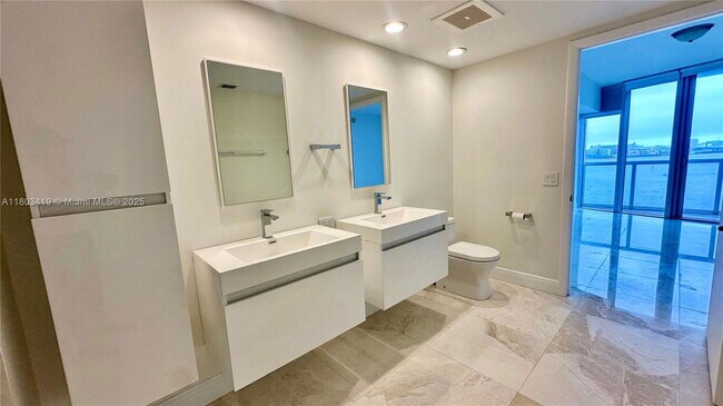 Building Photo - 465 Brickell Ave