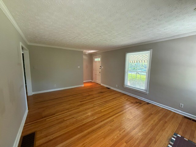 Building Photo - 5514 Rosslyn Ave
