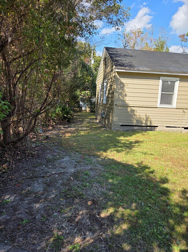 Foto del edificio - 2058 Holmes Dr