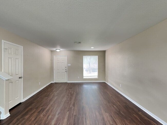 Foto del edificio - 8111 Loyal Ln