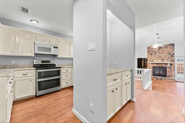 Building Photo - 3810 Knollcrest Dr