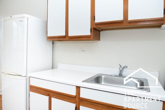 Photo - 3345 N Marshfield Ave Apartment