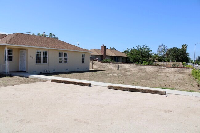 Front yard and Parking - 13500 Osborne St