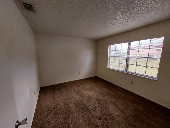 Building Photo - 1 Hickory Track